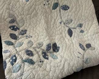 162 blueandwhiteappliquleafquiltqueen