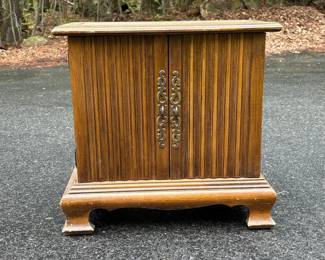 081 vintagewoodenendtablecabinet