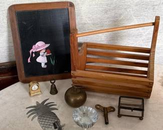 088 smallwoodenbasketoftrinkets