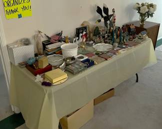 This photo shows a mix of items, mostly decorative ducks. Quack, quack!