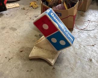 DOMINOS SIGN