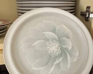 Mikasa Dinner Plate Set