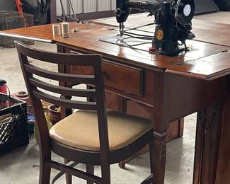 ANTIQUE SINGER SEWING MACHINE 