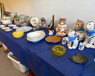 Assorted collectible cat plates and vintage ceramic and glass items