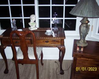 hi quality desk w/chair $ 125 obo