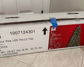 7-1/2' pre-lit Christmas tree
