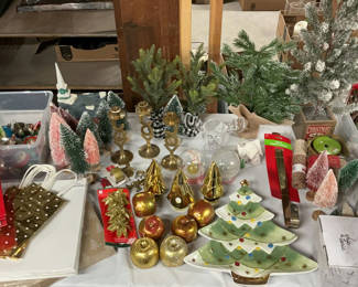 Lot 141: Christmas Decorations and Wrapping Supplies