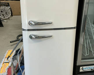 Lot 2: Vintage Inspired Frigidaire Small Fridge