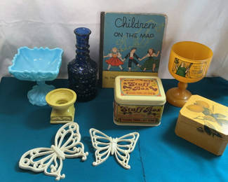 Lot 205: Assorted vintage decorative items and a children's map book