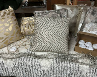 Lot 125: Assorted silver and gold home decor items