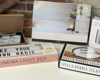 Lot 172: LED light boxes and 3D LED wall clock set