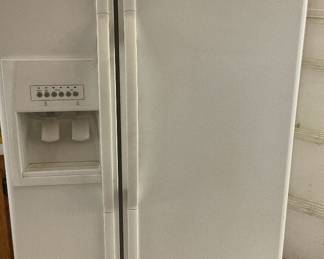 2009 Whirlpool refrigerator 66x30x32”