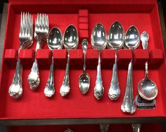 65pc STERLING LUNT MODERN VICTORIAN SET Includes 4 extra pieces (non Lunt Sterling) total of 69pc lot. Solid sterling flatware weight is 2072.9 grams. Stainless knives with Sterling handles weight is 653 grams