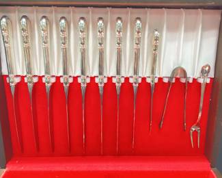 65pc STERLING LUNT MODERN VICTORIAN SET Includes 4 extra pieces (non Lunt Sterling) total of 69pc lot. Solid sterling flatware weight is 2072.9 grams. Stainless knives with Sterling handles weight is 653 grams