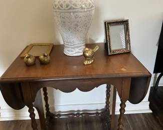 Side table. Pottery 