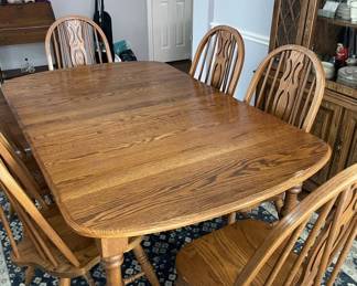 Solid Oak (?) dining table w/ 6 chairs. 68 x 41 x 30"