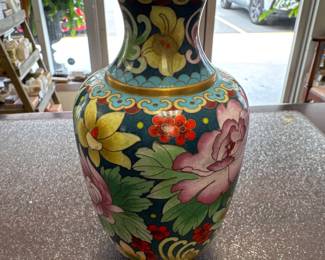 Exquisite Chinese cloisonne vase, 8" tall