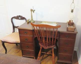 Vintage desk, lamps