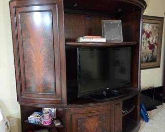Entertainment unit w/sliding doors