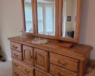 10 drawer dresser & mirror