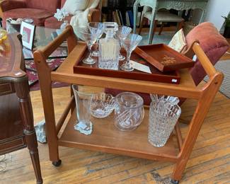 Mid-Century Modern Danish Style Teak Bar Cart / Rolling Beverage Trolley adhere to the following measurements: • Width: 28 inches to 32 inches (including the extended handle grips) • Height: 28 inches to 30 inches (from the floor to the top of the handles) • Depth: 18 inches to 20 inches