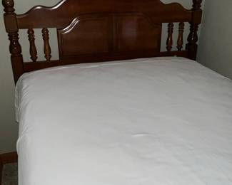Wooden Twin Bed Frame with Spindle Headboard