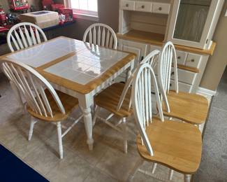 KITCHEN TABLE WITH HIDEAWAY LEAFS AND SIX CHAIRS