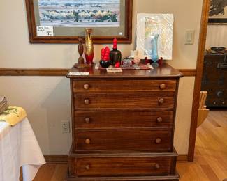 Antique chest of drawers, farmed art 