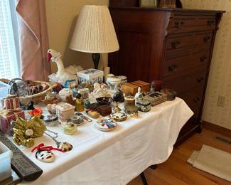 Trinket boxes, decor items, lamps