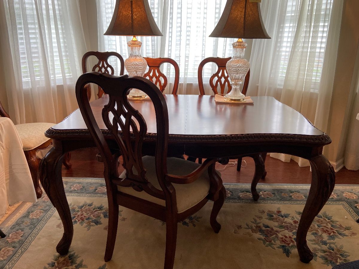 Lovely Queen Anne style dining table with six upholstered chairs, includes six chairs, two leaves, and table pads