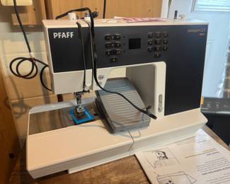 Pfaff Passport 2.0 Compact, Computerized Sewing Machine