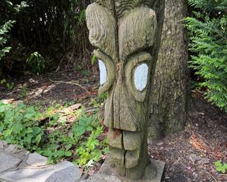 Outdoor Hand-Carved Wooden Polynesian-Style Tiki Mask Statue