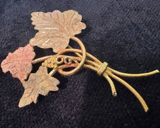10K Gold Floral Pin
