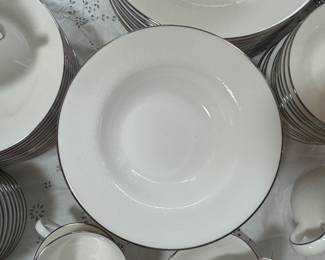 Wedgwood "Silver Ermine" Bone China (91pc)