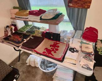 TABLE MATS, RUNNERS, LINENS