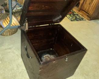 HEAVY SQUARE RUSTIC TRUNK