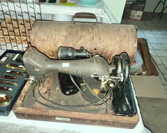 VINTAGE ELECTRIC SINGER PORATBLE