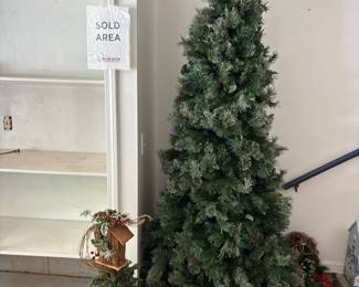7.5 ft Pre-Lit Cashmere Pine Artificial Christmas Tree with Snow Flocking