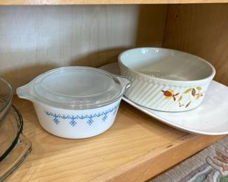 Pyrex Snowflake Garland Casserole Dish with Lid