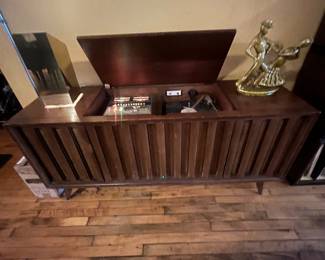 Vintage encased vinyl record player with Zenith stereo