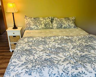 Queen size mattress , like new 