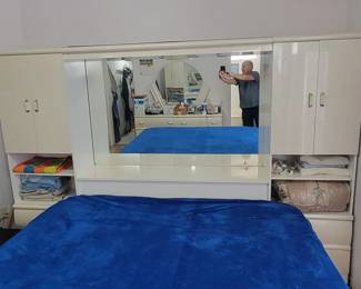 Pier Bed with Mirror