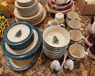 Vintage Christmas dish set.