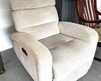 Great electric recliner- so comfy