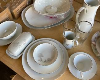 Full 8-Piece China Set