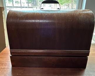 Singer Red Eye Electric Sewing Machine with Wooden Case fourth image