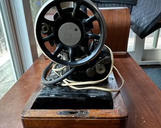 Singer Red Eye Electric Sewing Machine with Wooden Case third image