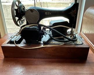 Singer Red Eye Electric Sewing Machine with Wooden Case