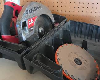 Lot # C33 - SKILSAW 2.6 HP 13 Amp Circular Saw with Extra Saw Blade and Hard Plastic Carry Case