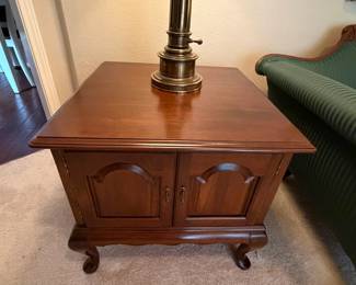 Ethan Allen solid Mahogany Queen Anne side cabinets in perfect condition!
